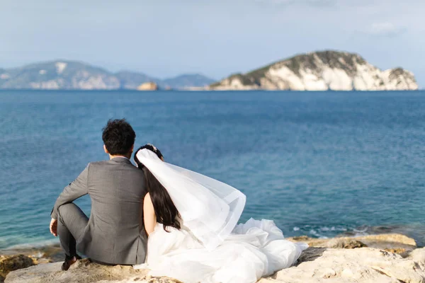 Newlyweds Sitting Embrace Beautiful View Mountains Sea — Stok fotoğraf
