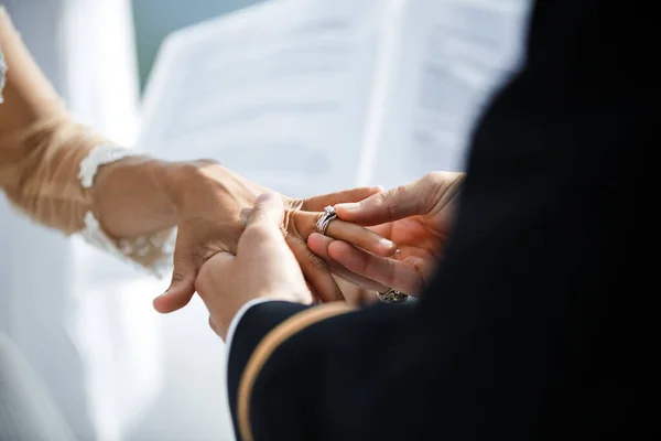 Newly Wed Couple Hands Engagement Ring — Stock Photo, Image