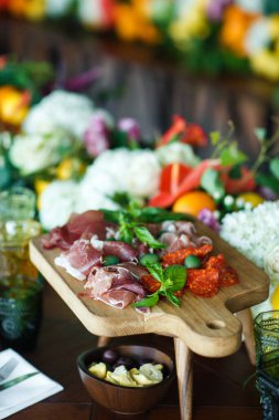 Şenlik masasında atıştırmalık ve otlar.