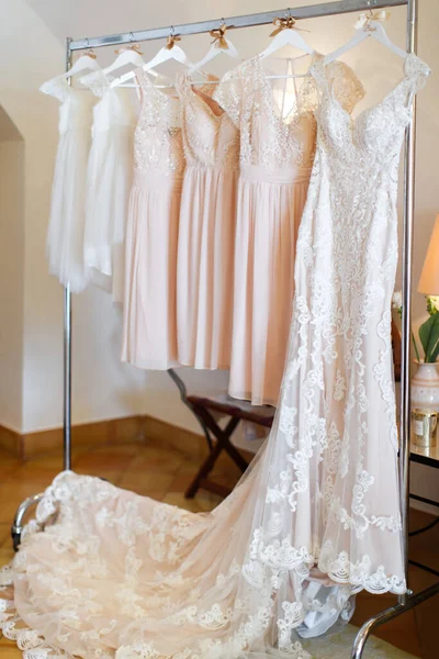 Wedding Bridesmaids Dresses Hanging Metal Hanger — Stok fotoğraf