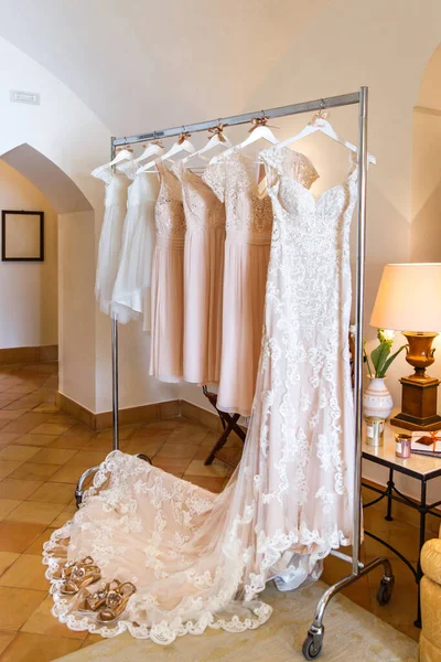 Wedding Bridesmaids Dresses Hanging Metal Hanger — Foto de Stock