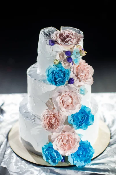 Mehrstöckige Hochzeitstorte Mit Bunten Blumen Dekoriert — Stockfoto
