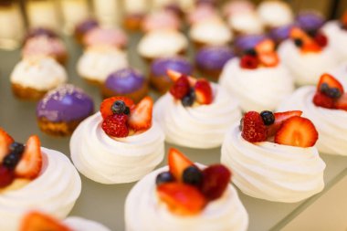 Düğün masasındaki tatlı sıraları..