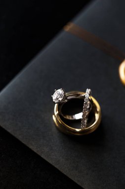 Siyah arka planda üç alyans..