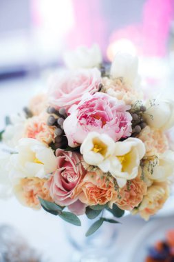 Düğün masasındaki vazoda bir buket çiçek..