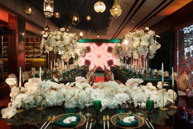 Düğün için hazırlanmış bir masa ya da başka bir akşam yemeği..