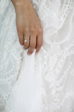 Nişan yüzüğü gelinin parmağında. Düğün günü..