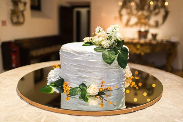 Single Tier White Wedding Cake Mirror Table — стоковое фото