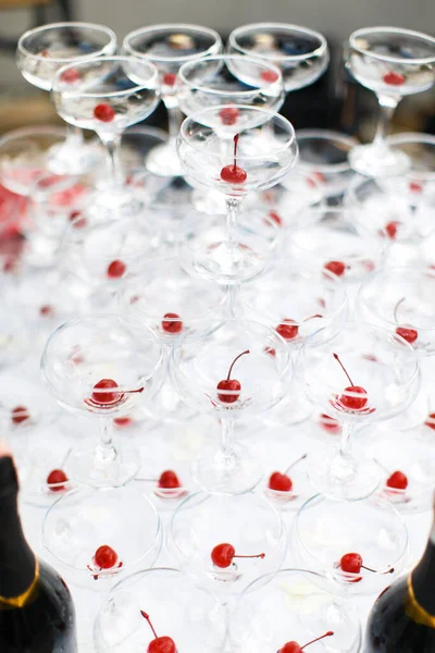 Düğün Masasında Kirazlı Martini Bardakları Piramidi — Stok fotoğraf