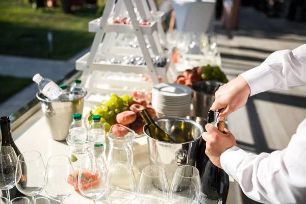 Waiter Opens Bottle Alcohol Table — Foto Stock