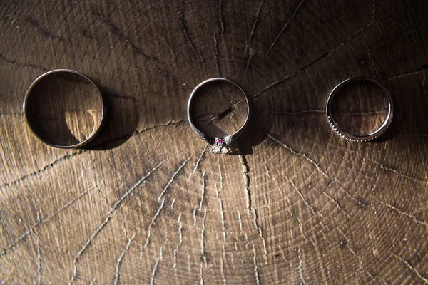 木製の背景に3つの結婚指輪 — ストック写真