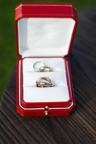 แหวนแต งงานสามแหวนในกล องส แดง — ภาพถ่ายสต็อก