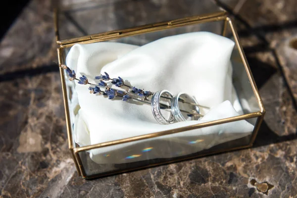 Three Wedding Rings Vintage Box Flowers — Stockfoto