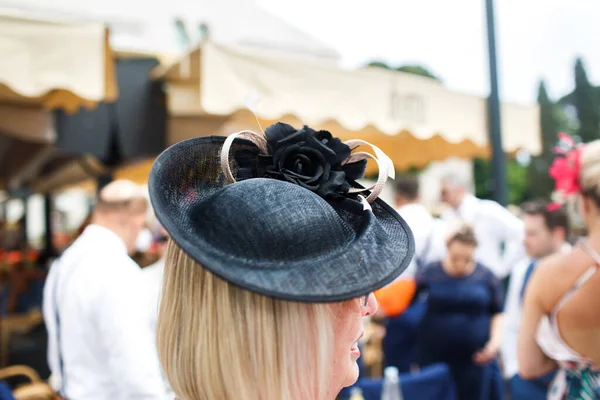 Düğündeki siyah şapkalı kadın..