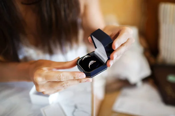 Caja Con Anillos Las Manos Novia — Foto de Stock