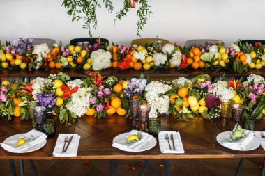 Düğün için hazırlanmış bir masa ya da başka bir akşam yemeği..