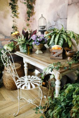 Düğün partisinde kırsal tarzda klasik detaylar.