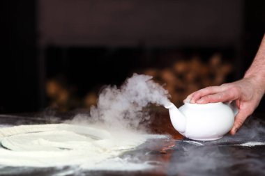 Şef pizza hamuru yapmak için un hazırlıyor..