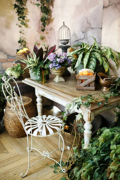 Düğün partisinde kırsal tarzda klasik detaylar.