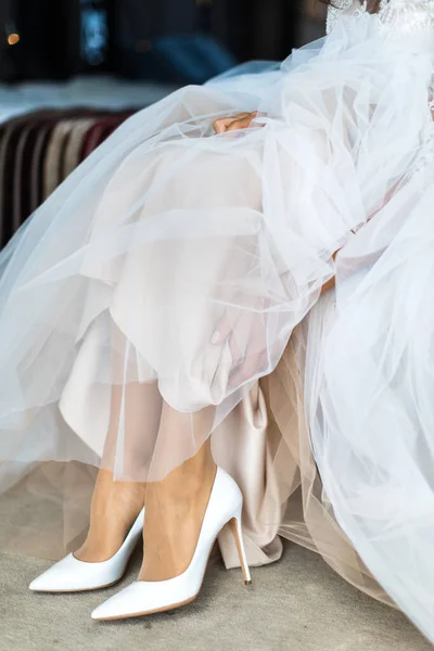 Bruid Haar Witte Trouwschoenen — Stockfoto