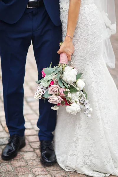 Bride Groom Bouquet Stand Together — Φωτογραφία Αρχείου