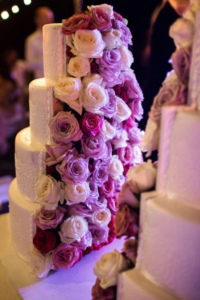 Víceúrovňový Svatební Dort Zdobený Barevnou Květinou — Stock fotografie