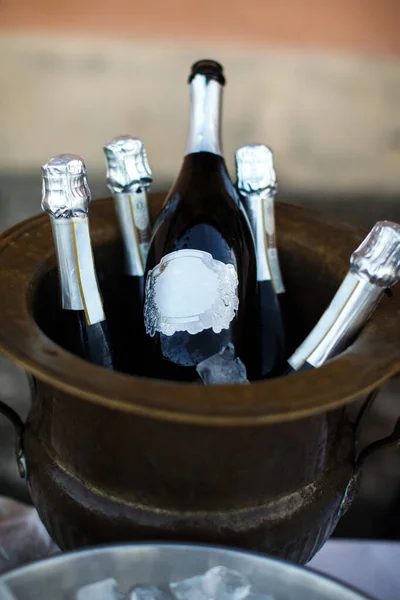 Bottles Champagne Clay Bowl Table — Foto Stock