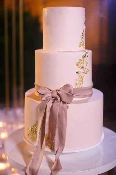 Multilevel Wedding Cake Tied Pink Bow — ストック写真