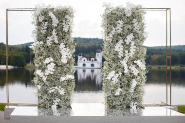 Göl kıyısında açık havada bir düğün için kemer..