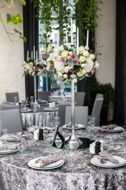 Düğün için hazırlanmış bir masa ya da başka bir akşam yemeği..