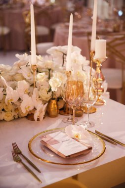 Düğün için hazırlanmış bir masa ya da başka bir akşam yemeği..