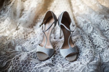 Gelinlikte gri ayakkabılar. Düğün hazırlığı.