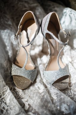 Gelinlikte gri ayakkabılar. Düğün hazırlığı.