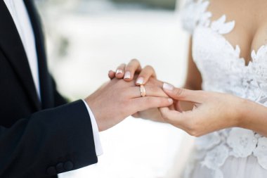 Gelin damat gelen bir ses uyumu düğün töreninde giyer.