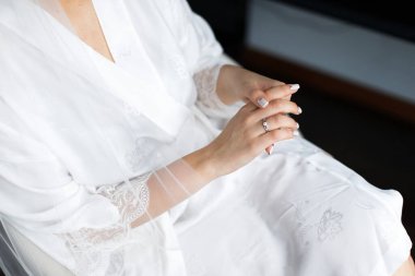 Nişan yüzüğü gelinin parmağında. Düğün günü..