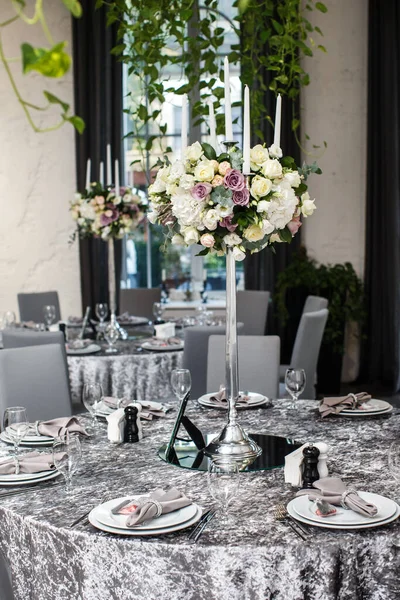 Düğün için hazırlanmış bir masa ya da başka bir akşam yemeği..