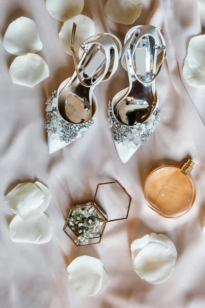 Üzerinde değerli taşlar olan düğün ayakkabıları..