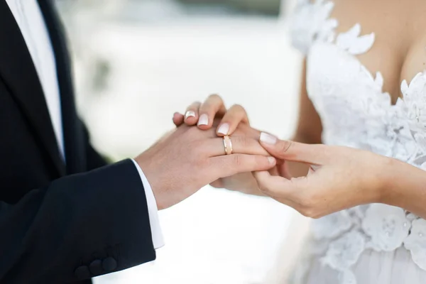 Невеста Носит Кольцо Жениху Свадебной Церемонии — стоковое фото