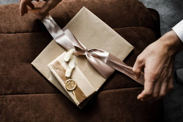 Groom Opens Gift Bride — Stock Photo, Image