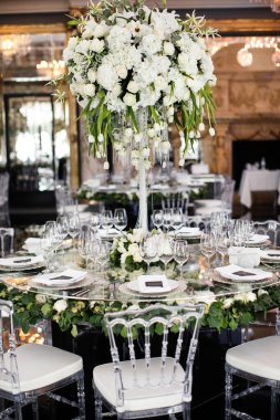 Düğün için hazırlanmış bir masa ya da başka bir akşam yemeği..