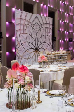 Düğün için hazırlanmış bir masa ya da başka bir akşam yemeği..