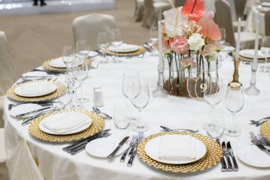 Düğün için hazırlanmış bir masa ya da başka bir akşam yemeği..