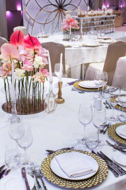 Düğün için hazırlanmış bir masa ya da başka bir akşam yemeği..