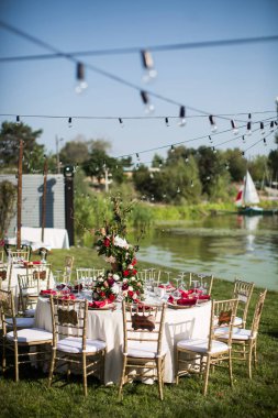 Düğün için hazırlanmış bir masa ya da başka bir akşam yemeği..