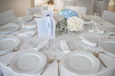 Düğün için hazırlanmış bir masa ya da başka bir akşam yemeği..