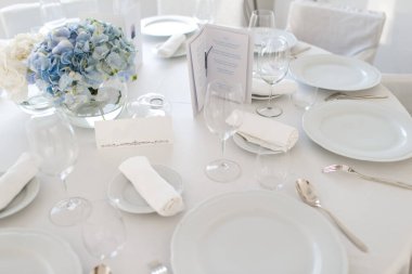 Düğün için hazırlanmış bir masa ya da başka bir akşam yemeği..