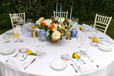 Düğün için hazırlanmış bir masa ya da başka bir akşam yemeği..