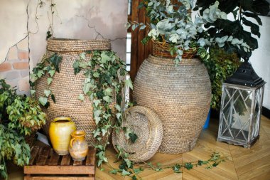 Düğün partisinde kırsal tarzda klasik detaylar.