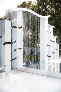 Göl kıyısında bir açık hava töreni için kemer..