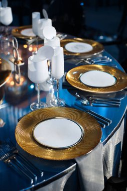 Düğün için hazırlanmış bir masa ya da başka bir akşam yemeği..